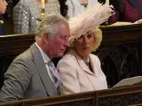 <p>El príncipe Carlos y Camilla Parker Bowles, en la boda de Harry.</p>