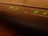 Router wifi y sus diferentes iconos luminosos.