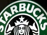 Imagen del logo de Starbucks en una de las tiendas de la compañía.