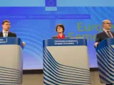 De izq a dhca, Valdis Dombrovskis, Marianne Thyssen y Pierre Moscovici