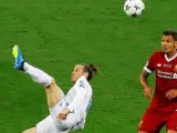 Gareth Bale anota de chilena frente al Liverpool en la final de la Champions.