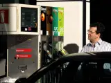 Un hombre reposta en una gasolinera de Madrid.