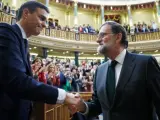 Mariano Rajoy felicita al reci&eacute;n investido presidente, el socialista Pedro S&aacute;nchez.