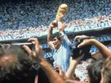 <p>Maradona levanta la Copa del Mundo en México'86.</p>