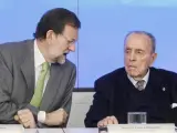 Rajoy conversa cokn Fraga en un Comité Ejecutivo Nacional de 2011.