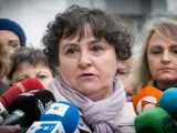 María Salmerón atiende a los medios a la puerta de los juzgados en Sevilla