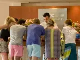 <p>Varios turistas en la recepción de un hotel en Mallorca.</p>