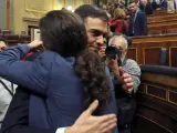 Pedro S&aacute;nchez y Pablo Iglesias se abrazan tras la moci&oacute;n de censura que tumb&oacute; a Rajoy en el Congreso.