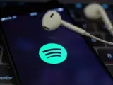 El logo de la plataforma de música en 'streaming' Spotify, en un teléfono móvil.