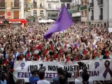 Miles de personas han vuelto a congregarse en la plaza del Ayuntamiento de Pamplona para gritar "no es no" y mostrar su rechazo con la decisión judicial que ha permitido que hayan quedado en libertad los cinco miembros de La Manada.