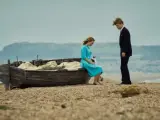 Florence (Saoirse Ronan) y Edward (Billy Howle) conversan en una escena de 'En la playa de Chesil'.