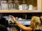 Una camarera prepara un caf&eacute; en un restaurante de la capital grancanaria