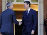 Pedro Sánchez recibe en la Moncloa al secretario general de la OTAN, Jens Stoltenberg.