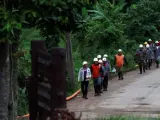 Miembros de los equipos de rescate abandonan la zona tras culminar con &eacute;xito el rescate de los 13 atrapados en la cueva Tham Luang, en el norte de Tailandia.