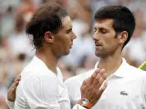 Rafa Nadal felicita a Novak Djokovic tras su partido de semifinales de Wimbledon.
