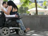 Antonio, en su silla de ruedas, sostiene sobre sus rodillas a Estel, una de las acompa&ntilde;antes sexuales que colabora con el colectivo Tandem Team.