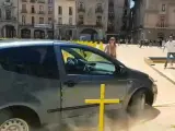 Un coche embiste cruces amarillas en Vic.