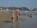 Vista general que muestra a turistas practicando el nudismo en una playa de Zipolite, en el estado de Oaxaca (México), donde cada año se celebra un festival que reúne a nudistas de todo el mundo.