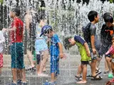 Varios niños juegan en los chorros de agua de una fuente en un parque cerca de Nerima, en Tokio. Los japoneses sufrieron este lunes la jornada más calurosa desde que se tienen registros, al llegar los termómetros en una ciudad del centro del país hasta 41,1 grados centígrados.