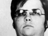 Fotografía de archivo tomada el 9 de diciembre de 1980 y facilitada el 23 de agosto de 2012 que muestra al asesino del Beatle John Lennon, Mark David Chapman.