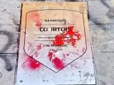 La placa de Courtois, pintada en el Wanda Metropolitano.