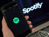 El logo de la plataforma de música en 'streaming' Spotify, en un teléfono móvil.