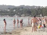La gente disfruta de la playa y el ba&ntilde;o.