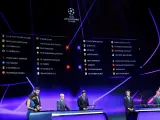 Una pantalla muestra los equipos tras el sorteo de la fase de grupos de la Liga de Campeones de la UEFA durante el sorteo en M&oacute;naco.