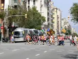 Participantes en la manifestación de la Diada cruzando la calle Aragón, llena de autocares.