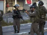 Ejército israelí, patrullando en un barrio de las afueras al este de Jerusalén.