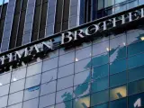 Logotipo del banco de inversiones estadounidense Lehman Brothers en la sede mundial de la compañía en Nueva York (Estados Unidos), el 15 de septiembre de 2008.