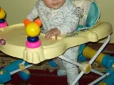 Un bebé de unos seis meses en un andador.