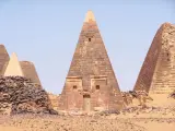 La antigua ciudad de Meroe existía desde al menos el año 750 antes de Cristo y hoy en día se conservan numerosos templos. Las pirámides son pequeñas y no están muy bien conservadas, aunque son el último vestigio del gran Reino Kush. No tienen demasiados turistas.