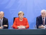 El ministro de Economía Olaf Scholz (i), la canciller Angela Merkel (centro) y el ministro de Interior Horst Seehofer (d).