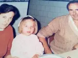 Teresa, con sus padres adoptivos, en una celebraci&oacute;n.
