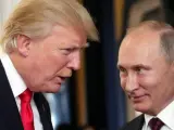 El presiente ruso, Vlad&iacute;mir Putin, y su hom&oacute;logo estadounidense, Donald Trump, durante un descanso de la 25&ordf; cumbre del Foro de Cooperaci&oacute;n Econ&oacute;mica Asia-Pac&iacute;fico (APEC).