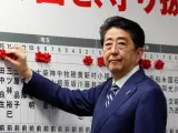 El primer ministro japonés, Shinzo Abe, en la sede del gobernante Partido Liberal Democrático, durante las elecciones japonesas.