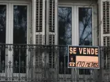 El cartel de "Se vende" en el balcón de una vivienda.