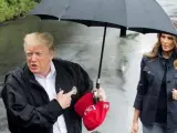 Donald Trump deja sin paraguas a Melania
