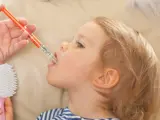Un niño de corta edad tomando un antipirético.