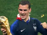 Griezmann, con la Copa del Mundo conquistada por Francia.
