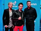 Dominic Howard, Matt Bellamy y Chris Wolstenholme, miembros de la banda inglesa Muse, en los EMA 2018.