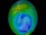 Gráfico de la NASA que muestra el tamaño del agujero de ozono de la atmósfera terrestre sobre la Antártida.