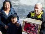 Azucena y Juan Antonio posan con su hijo C&eacute;sar antes de entregar 200.000 firmas en la Conselleria de Salut de Barcelona.