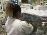 Profesional sanitario incubadora UCI neonatal prematuro niño salud málaga quirón