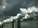 Emisiones de gases de una fábrica a la atmósfera.