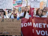 M&eacute;dicos de atenci&oacute;n primaria se concentran ante el Parlament, en Barcelona, durante la huelga para exigir mejoras asistenciales y laborales en el sistema de salud.