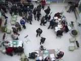 Numerosos ciudadanos haciendo cola antes de votar en las elecciones autonómicas para la Junta de Andalucía, en un colegio de Málaga.