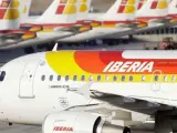 <p>Avión de Iberia en el aeropuerto de Barajas.</p>