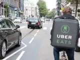 Imagen de un repartidor que va en bicicleta de la empresa Uber Eats.